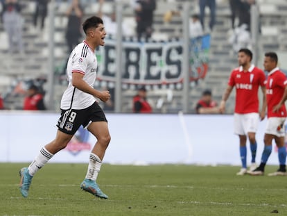 Damián Pizarro de Colo Colo celebra tras anotar contra Universidad Católica, en el estadio Monumental de Santiago, el pasado 1 de octubre.