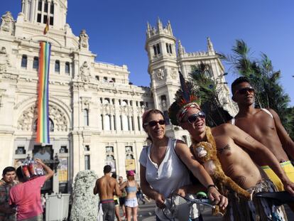 Participantes en la celebración del Orgullo Gay posan en 2019 ante la sede del Ayuntamiento de Madrid, donde colgaba una bandera del movimiento de más de 20 metros de longitud.