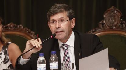 El alcalde de Castell&oacute;n, Alfonso Bataller, durante un pleno.