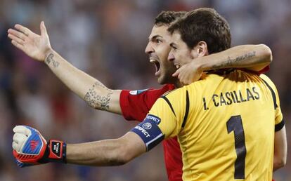 Cesc Fábregas celebra con Iker Casillas el pase a la final
