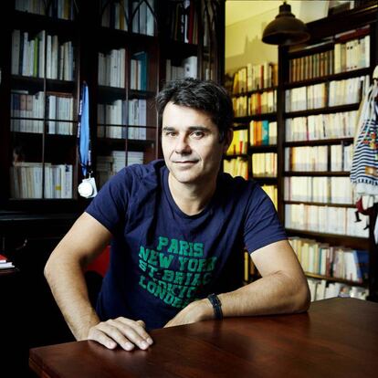 L'escriptor francès Laurent Binet, a casa seva, a París.
