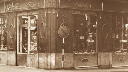 La empresa abrió su primer establecimiento en la Plaza del Callao de Madrid, en 1939.