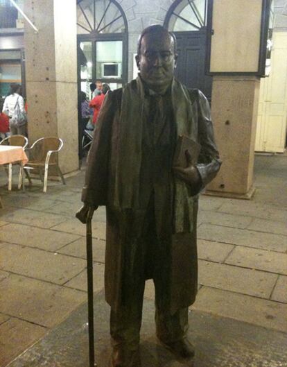 Escultura homenaje a Machado delante del Teatro Juan Bravo de Segovia.