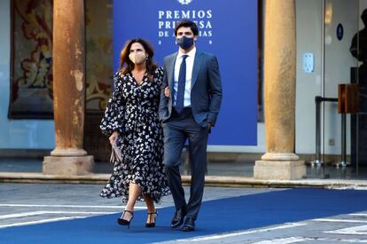 El piloto Carlos Sainz y su madre, Reyes Vázquez de Castro, llegan a la ceremonia de entrega de los premios Princesa de Asturias.