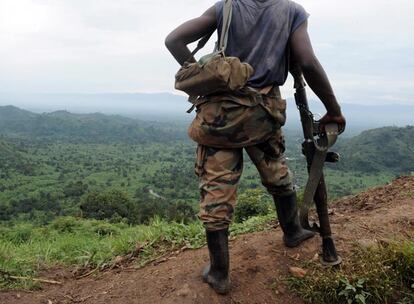 Un soldado del ejército rebelde del Congreso Nacional para la Defensa del Pueblo (CNDP) se apoya en su lanzagranadas y contempla el valle en el que se encuentra la ciudad de Rutshuru, donde se dirigían el martes los sublevados en su avance por la región de Kibu Norte.