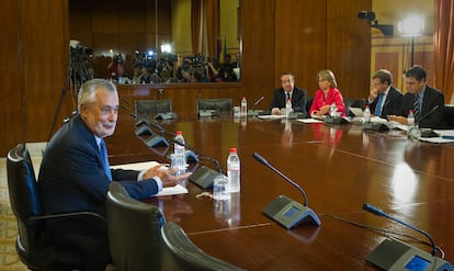 El entonces presidente de la Junta de Andalucía, José Antonio Griñán, comparecía ante la comisión del Parlamento andaluz que investigaba el caso de los ERE fraudulentos, en setiembre de 2012.