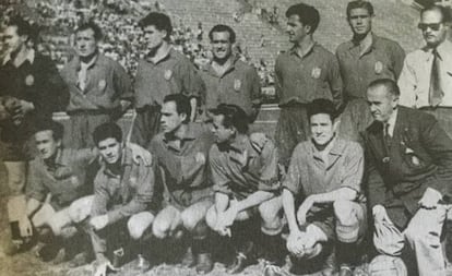 Eizaguirre, Asensi, Parra, Alonso, Silva, Puchades, Ramírez (secretario RFEF); agachados: Basora, Rosendo Hernández, Zarra, Panizo, Juncosa y Benito Días (entrenador).