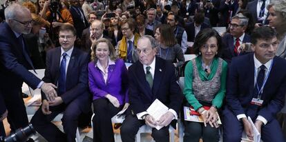 El vicepresidente de la CE, Valdis Dombrovskis (i), la ministra de Economía en funciones, Nadia Calviño, el presidente de Bloomberg, Michael Bloomberg (c), la presidenta del Banco Santander, Ana Patricia Botín (2d) y el ministro de Energía de Australia, Angus Taylor (d) hoy en la Cumbre del Clima COP25.