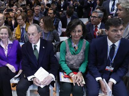 El vicepresidente de la CE, Valdis Dombrovskis (i), la ministra de Economía en funciones, Nadia Calviño, el presidente de Bloomberg, Michael Bloomberg (c), la presidenta del Banco Santander, Ana Patricia Botín (2d) y el ministro de Energía de Australia, Angus Taylor (d) hoy en la Cumbre del Clima COP25.