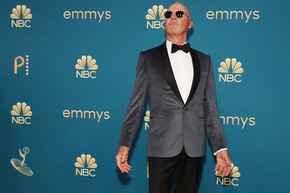 El actor nominado a Mejor actor principal en una miniserie o película para televisión, Michael Keaton, llega a la ceremonia de premiación de los Emmy.