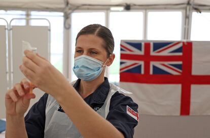 Una médico militar prepara una dosis de la vacuna de AstraZeneca en Bath (Reino Unido), este miércoles.