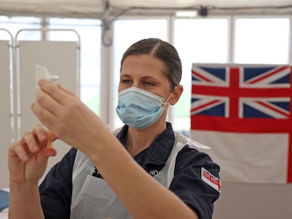 Una médico militar prepara una dosis de la vacuna de AstraZeneca en Bath (Reino Unido), este miércoles.