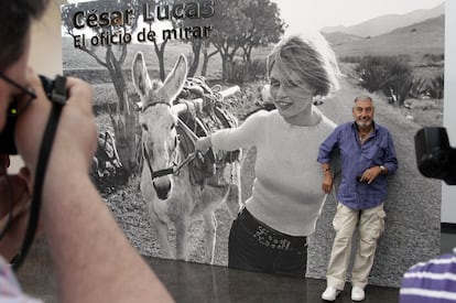 Csar Lucas, ayer ante una fotografa de Brigitte Bardot que tom en Almera, en el Centro Andaluz de la Fotografa.