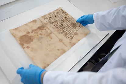 Manuscrito que los restauradores del Cristo Yacente, obra Juan de Mesa, han recuperado de su interior y que ha sido restaurado por el Instituto de Patrimonio Histórico de Andalucía.