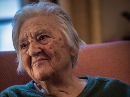 Etel Adnan, en su casa de París la semana pasada.