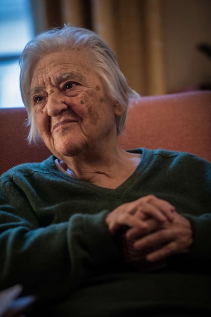 Etel Adnan, en su casa de París en 2019.