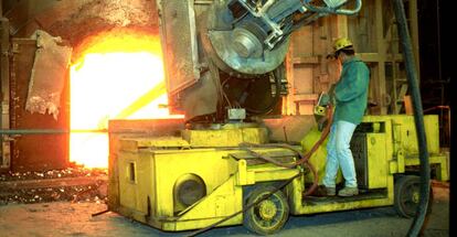 Un trabajador supervisa la fabricaci&oacute;n de acero en el centro de Altos Hornos de M&eacute;xico.