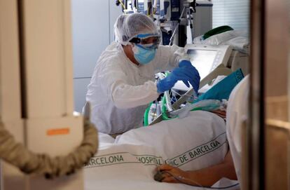 Profesionales sanitarios trabajan en una de las UCI del Hospital Clínic de Barcelona para pacientes de Covid-19, el pasado martes 19 de enero.