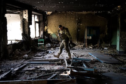 Un soldado ucranio inspecciona los daños en una escuela de la localidad de Vilkhivka, a las afueras de Járkov. 