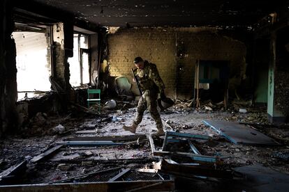 Un soldado ucranio inspecciona los daños en una escuela de la localidad de Vilkhivka, a las afueras de Járkov. 