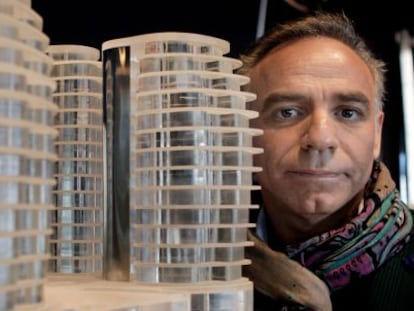 El arquitecto Joaqu&iacute;n Torres, junto a una de sus creaciones, en el IVAM. 