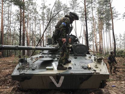 Soldados ucranios inspeccionan un tanque ruso capturado en el bosque de Irpin, a 8 kilómetros al noroeste de Kiev.