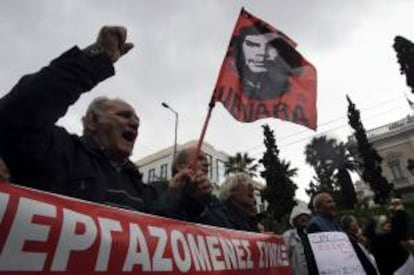 Pensionistas gritan consignas durante una protesta frente al Parlamento griego en Atenas (Grecia). EFE/Archivo