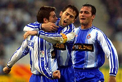 Tamudo y Soldevila acuden a felicitar a De Lucas tras su gol en el Espanyol-Real Madrid.