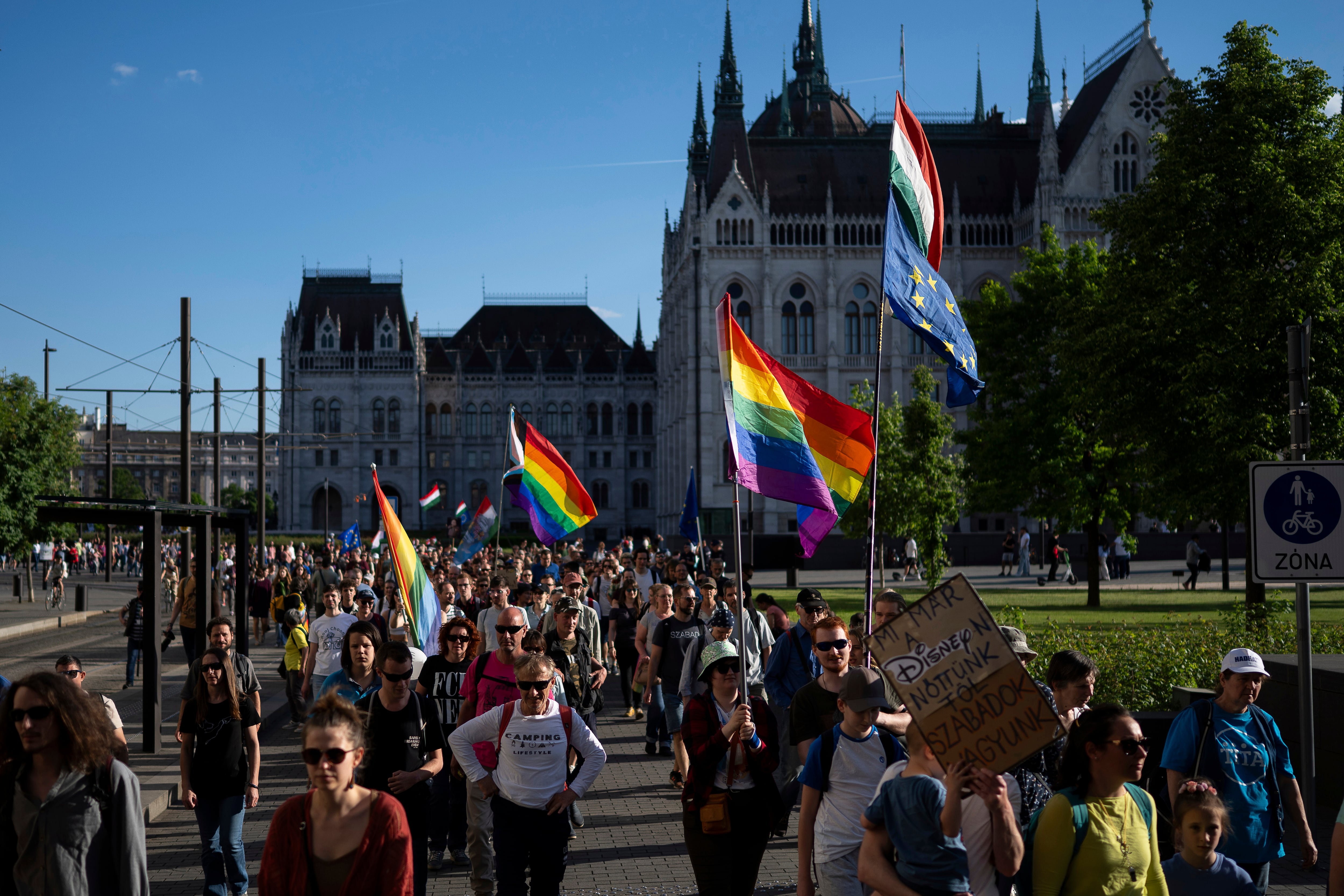 Orbán prohíbe exhibir la bandera LGTBIQ+ en los edificios públicos Publicado por Últimas noticias: la última hora de hoy en EL PAÍS