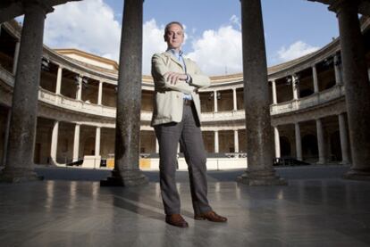 Enrique Gámez, el pasado lunes ante el escenario que se monta en el Palacio de Carlos V de la Alhambra.