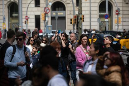 Turistas frente a la Casa Batlló del Passeig de Gràcia de Barcelona.