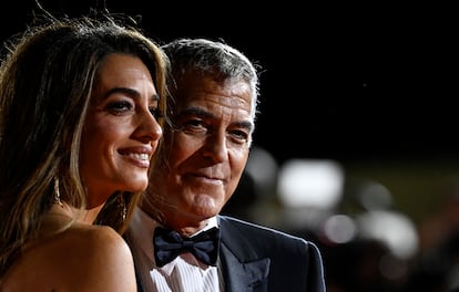 El matrimonio Clooney posa para los medios en la alfombra roja.