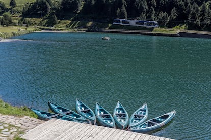 Vall de Núria (Girona) con canoas aparcadas en el lago.