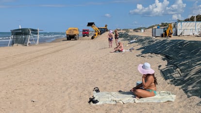 Una de las playas de Anapa en las que se siguen limpiando los restos del vertido de diciembre.