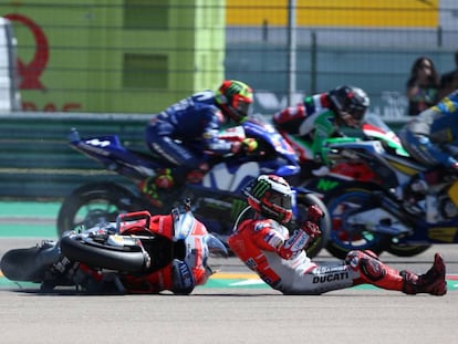 Jorge Lorenzo cae al suelo en la primera curva del Gran Premio de Aragón.