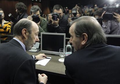 El nuevo secretario general del PSOE, Alfredo Pérez Rubalcaba, y el portavoz, José Antonio Alonso, al inicio de la reunión del Grupo Socialista, primera tras la renovación de la dirección del partido.
