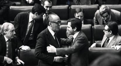 Leopoldo Calvo Sotelo y Adolfo Suárez se abrazan en el debate de incestidura de 1981.