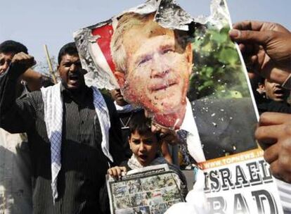 Manifestantes en India contra el ataque de Israel sobre Gaza queman una imagen de George W. Bush.