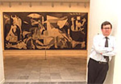 Juan Manuel Bonet, director del Museo Nacional Centro de Arte Reina Sofía, posa delante del &#39;Guernica&#39; (1937), expuesto en el centro.