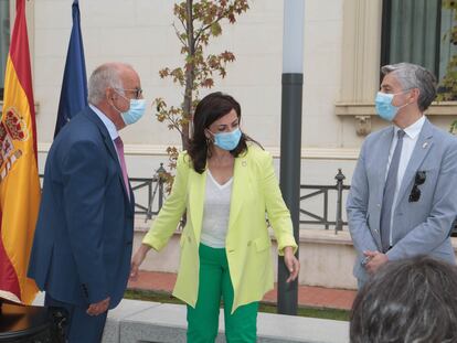 El nuevo consejero de Educación y Cultura de La Rioja, Pedro Uruñuela; la presidenta riojana, Concha Andreu; y el secretario general del PSOE de La Rioja y consejero de Gobernanza Pública, Francisco Ocón, durante la toma de posesión de Uruñuela, tras la destitución de Luis Cacho.