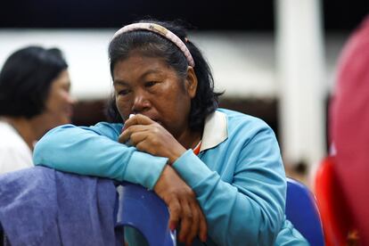 Una mujer espera noticias cerca de la guardería que fue el escenario de un tiroteo masivo, en Uthai Sawan.