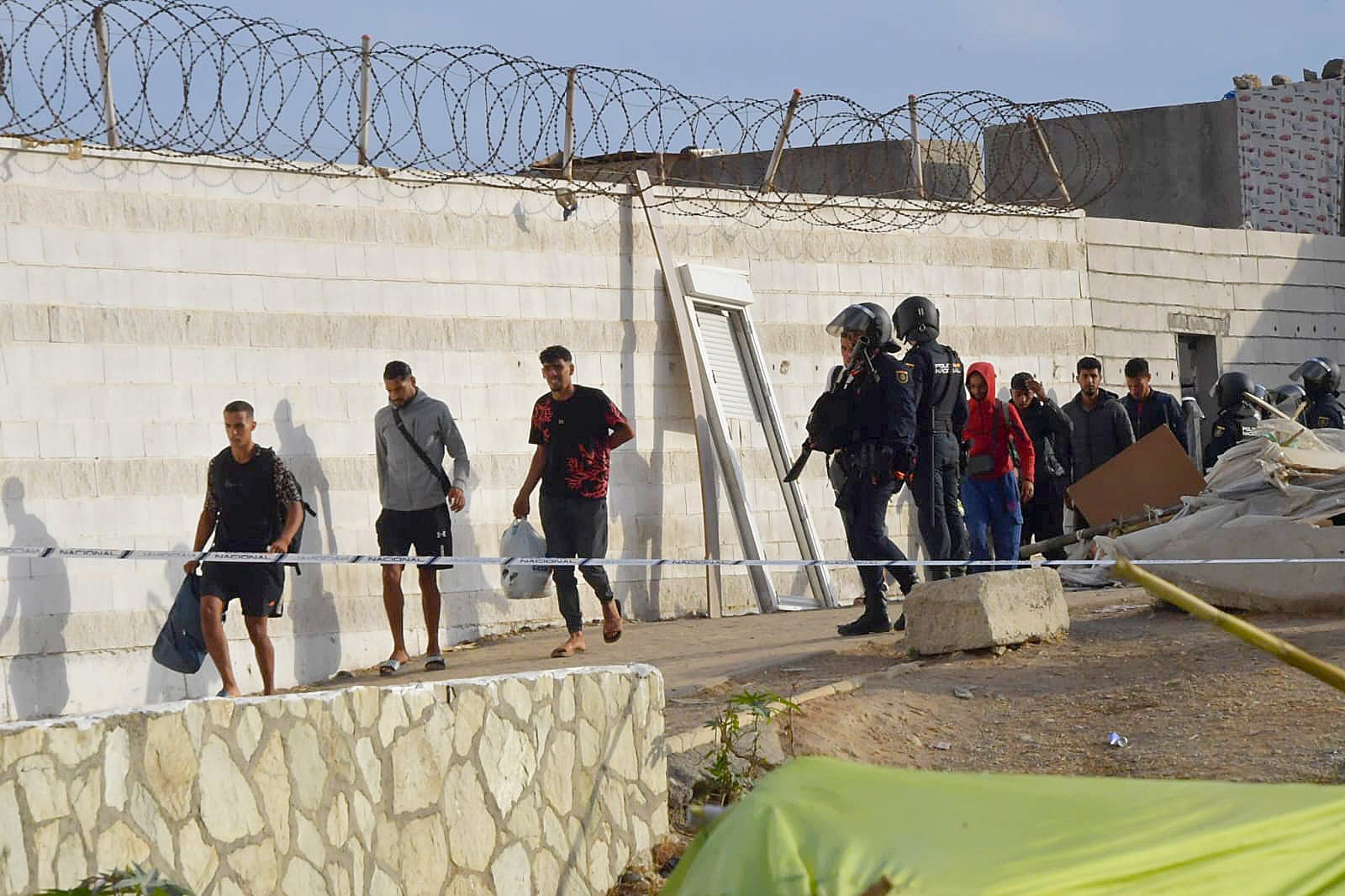 Los inmigrantes son trasladados a una explanada cercana, este domingo.
