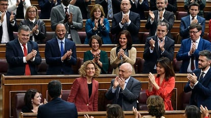 La bancada socialista aplaude a Meritxell Batet, elegida presidenta del Congreso de los Diputados.