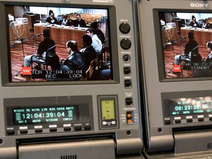 Unos monitores muestran un momento del juicio celebrado en 2005 a 11 miembros del grupo ultra Bastión, entre ellos Ricardo Guerra.