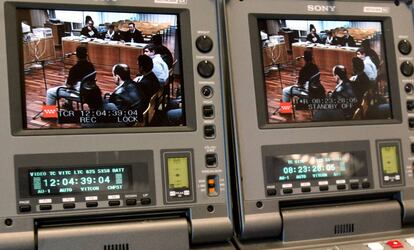 Unos monitores muestran un momento del juicio celebrado en 2005 a 11 miembros del grupo ultra Bastión, entre ellos Ricardo Guerra.