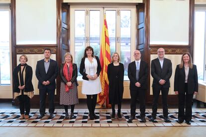 La presidenta del Parlament, Laura Borràs, con los nuevos miembros del consejo de gobierno de la CCMA, en una imagen de archivo.