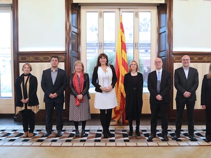 La presidenta del Parlament, Laura Borràs, con los nuevos miembros del consejo de gobierno de la CCMA, en una imagen de archivo.