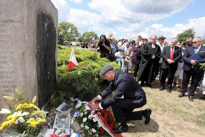 El secretario de estado de la oficina polaca presidencial, Wojciech Kolarski, deja flores bajo el monumento durante la celebración del 77 aniversario de las víctimas judías del pogromo que tuvo lugar en la ciudad de Jedwabne (Polonia).