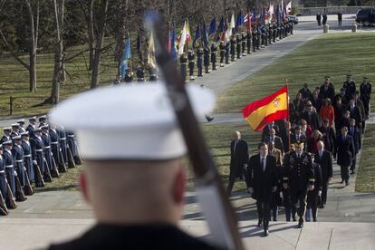 Mariano Rajoy llega al cementerio de Arlington para rendir homenaje al soldado caido. Primer acto de la visita del presidente del Gobierno a Washington. 