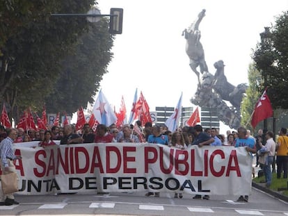 Cabecera de la manifestación contra la política de sanidad de la Xunta de Galicia en las calles de Vigo.
